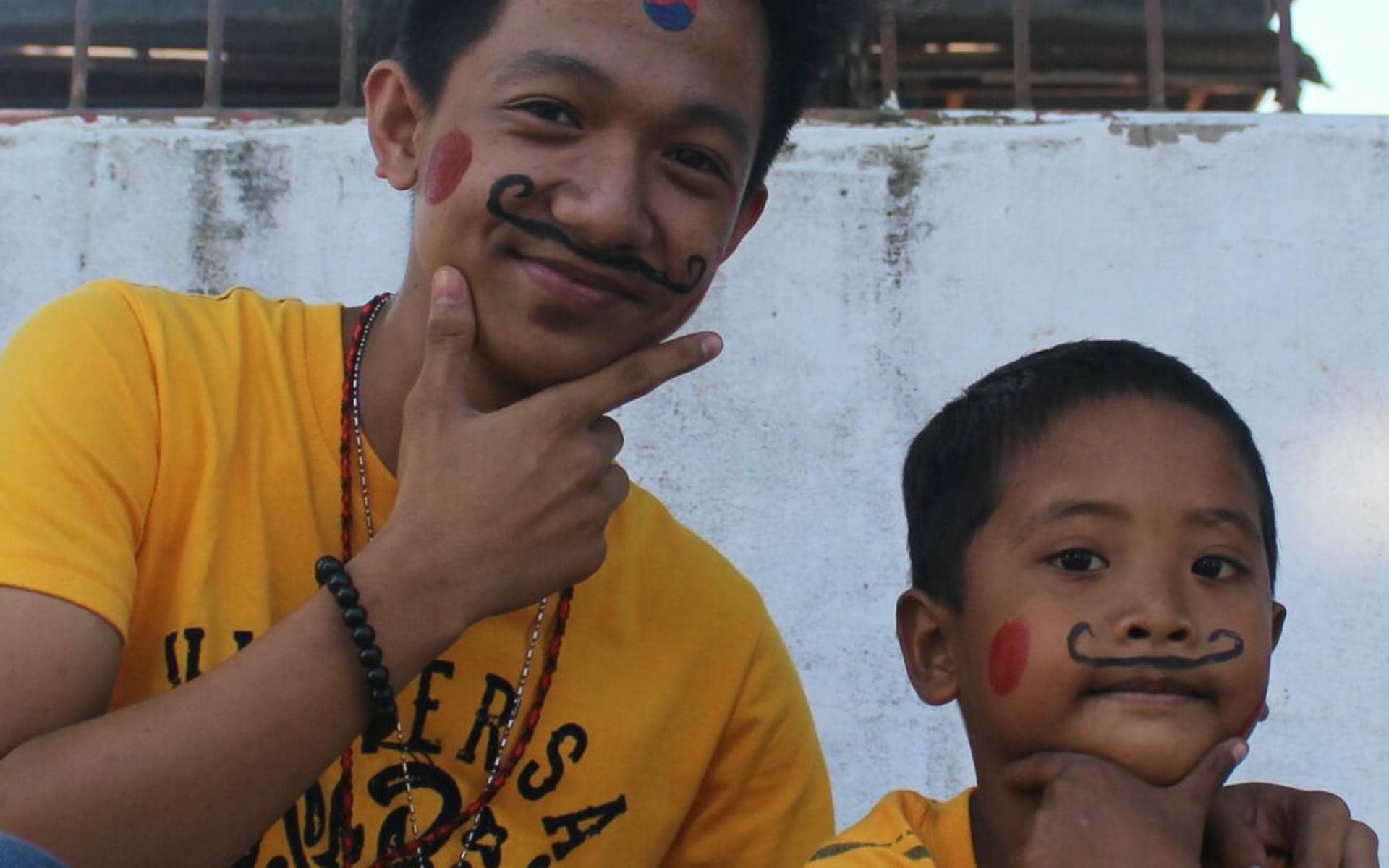 Nazywam się Harry i mam piętnaście lat. Jestem z Filipin…